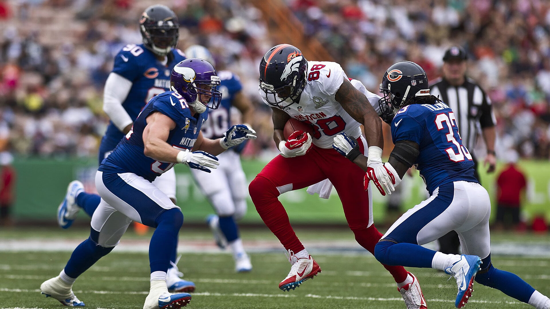 败北引发热议！萨拉赫在雄鹿比赛中重返赛场赛场气氛高涨