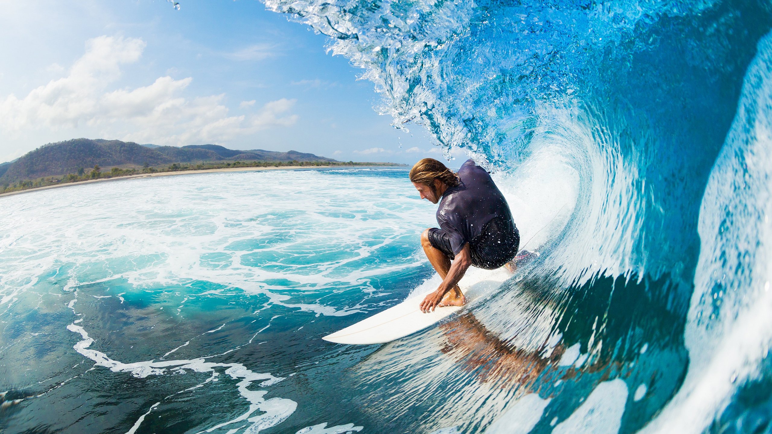 败北引发热议！萨拉赫在雄鹿比赛中重返赛场赛场气氛高涨
